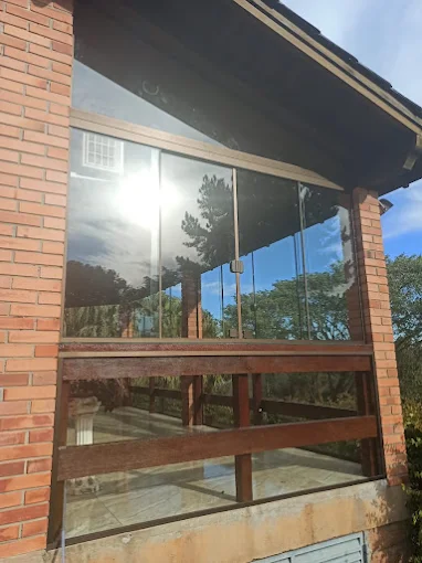 Janela de vidro em fachada de tijolos