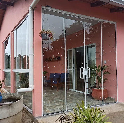 Fechamento frontal em vidro com porta de duas folhas