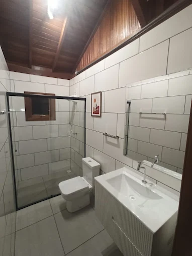 Box de banheiro em vidro com perfil preto
